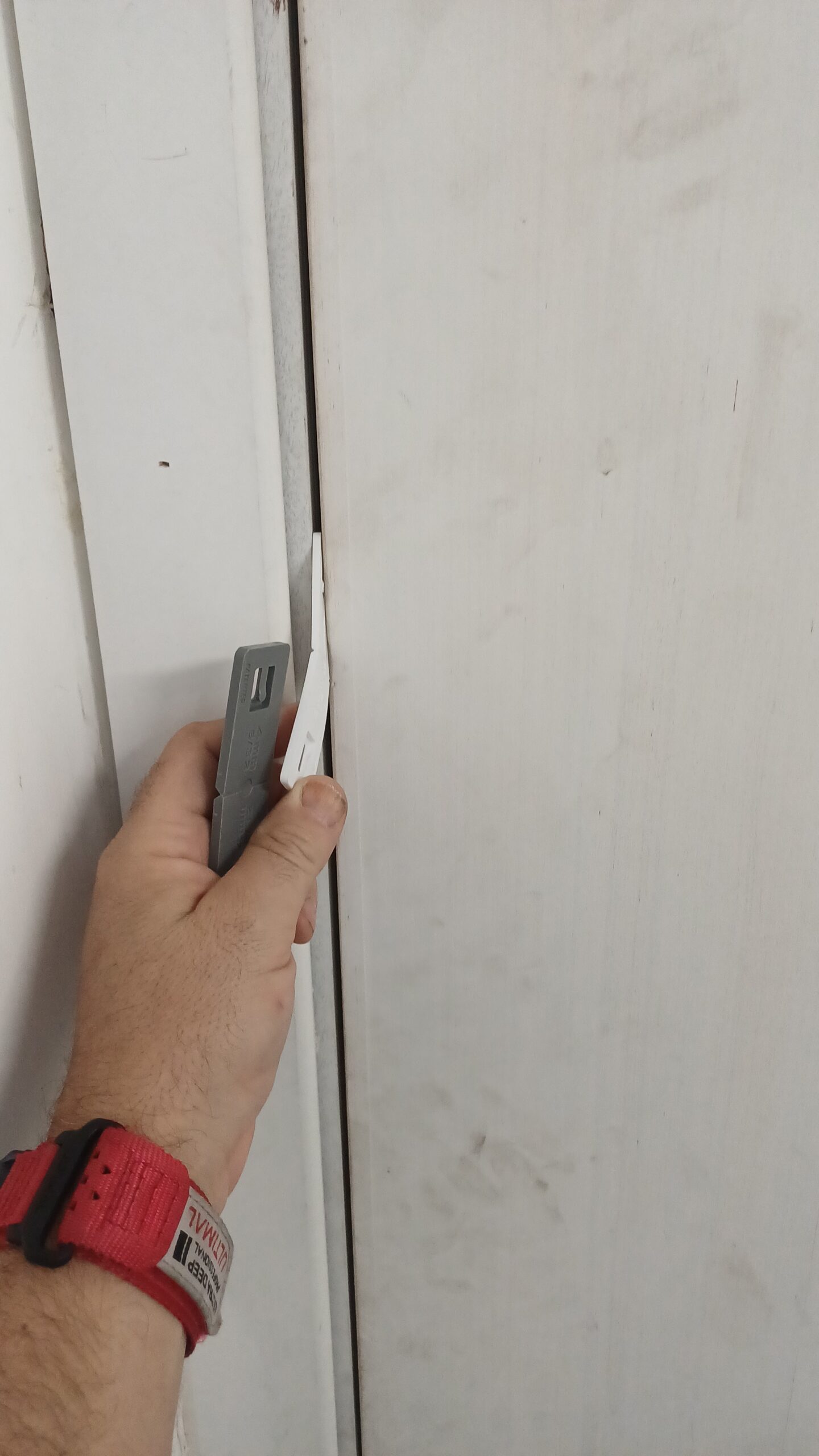 Measuring fire door gaps